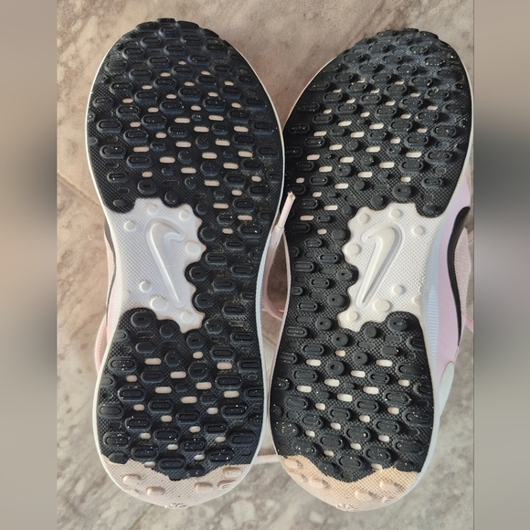 Nike Kids Shoes in Light Pink and Black - Picture 2 of 6